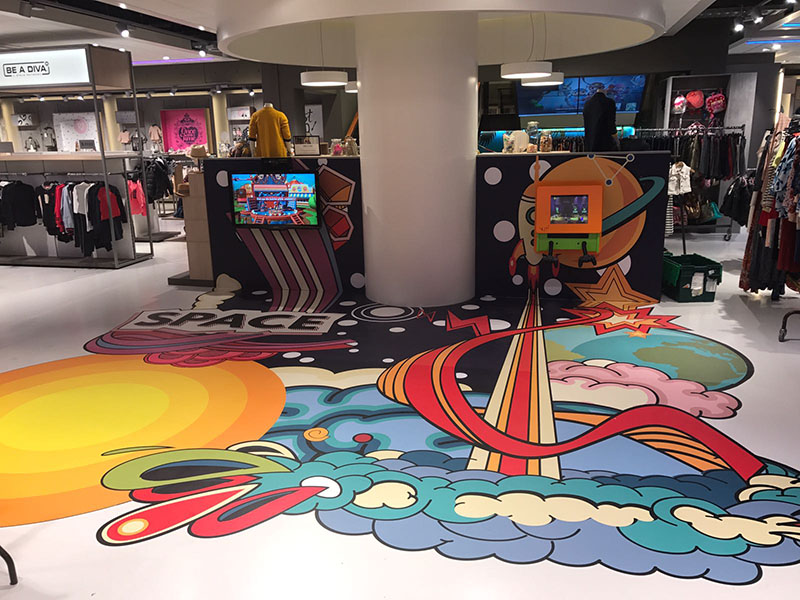 Игровой уголок IKC для детей с космической тематикой в магазине одежды Houtbrox в Вегеле, Нидерланды