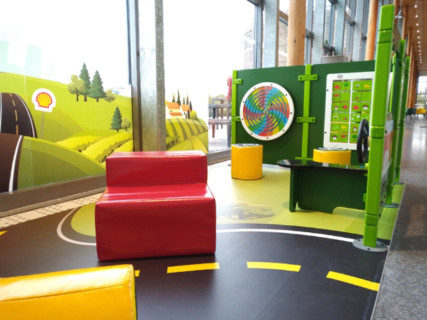 Различные игровые модули на автозаправочной станции Shell во Франции