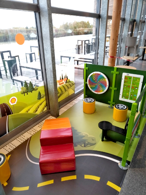 Детская игровая зона на автозаправочных станциях Shell во Франции