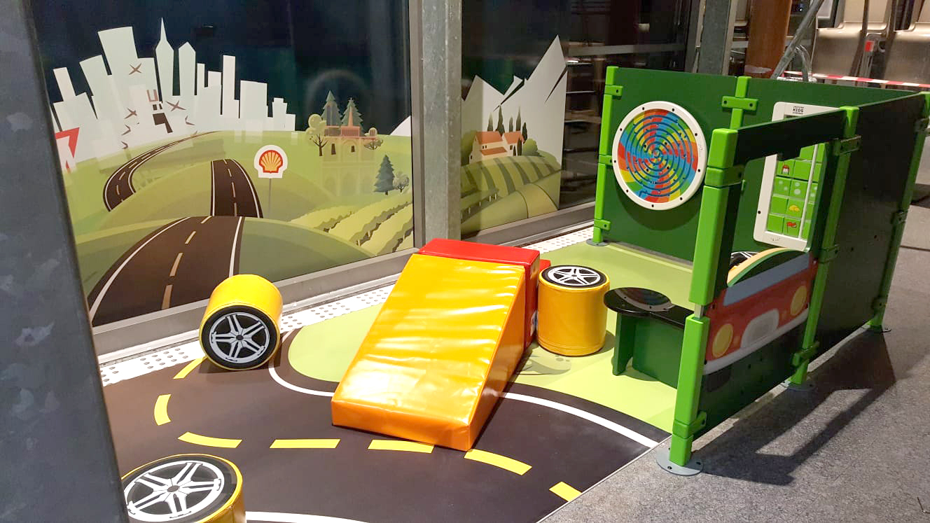 Детский игровой уголок на автозаправочной станции Shell во Франции с различными игровыми модулями и настенными играми