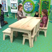 Op deze afbeelding ziet u kinderen bij de Buxus Table wood uit de kindermeubel collectie Buxus